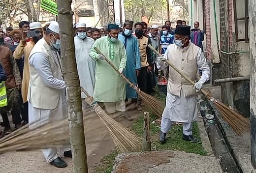 গাজী নজরুল ইসলাম ঝাড়ু হাতে পরিচ্ছন্নতা অভিযানে